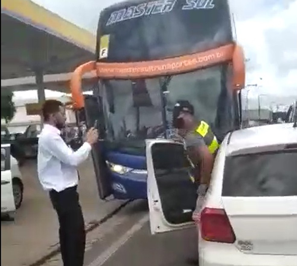 Abordagem de fiscalização a ônibus foi parar na polícia em Presidente Prudente (SP) — Foto: Reprodução