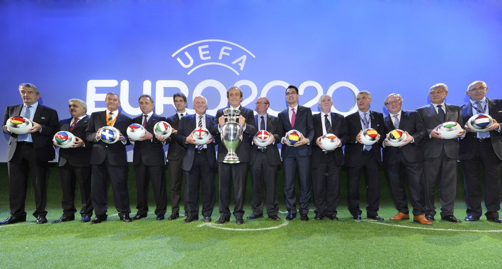 Michel Platini ao lado dos representantes das 13 sedes escolhidas originalmente, em 2014 — Foto: Getty Images