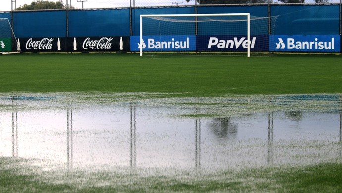 Alagamento em campo impede treino no CT, e Roger mantém dúvida no time