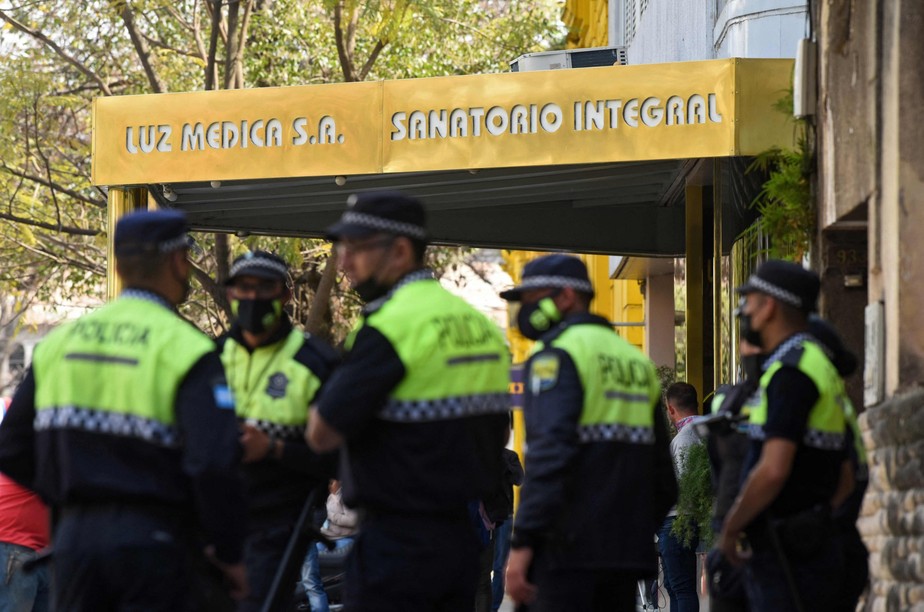 Polícia é fotografada na frente da clínica da província de Tucumán, na Argentina, onde surto de legionella foi constatado