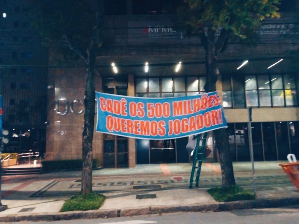 Faixa em protesto contra Ronaldo e Sérgio Rodrigues — Foto: Reprodução/ Internet