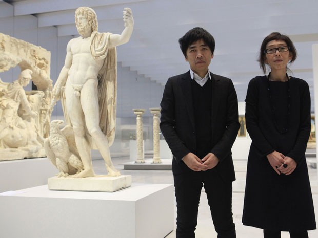Os arquitetos japoneses Ryue Nishizawa esq.) e Kazuyo Sejima, responsáveis pelo projeto do Museu do Louvre de Lens, no interior da França (Foto: Pascal Rossignol/Reuters)