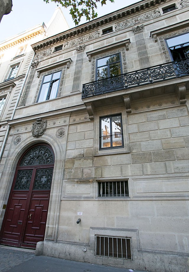 A fachada do apartamento de luxo que Kim se hospedava em Paris (Foto: Getty)