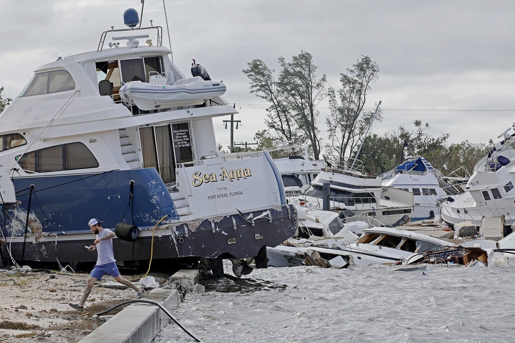 Barcos foram destruídos pela passagem do furacão Ian em Fort Myers, na Flórida — Foto: Amy Beth Bennett/South Florida Sun-Sentinel via AP