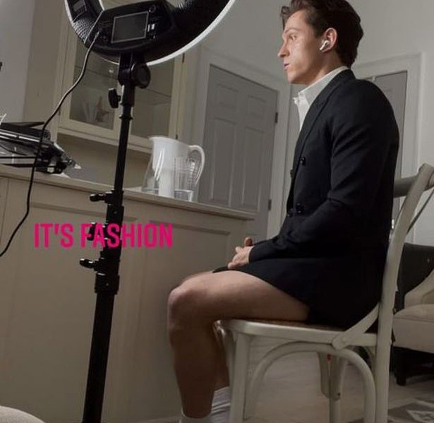 O ator Tom Holland dando entrevista sem as calças (Foto: Instagram)