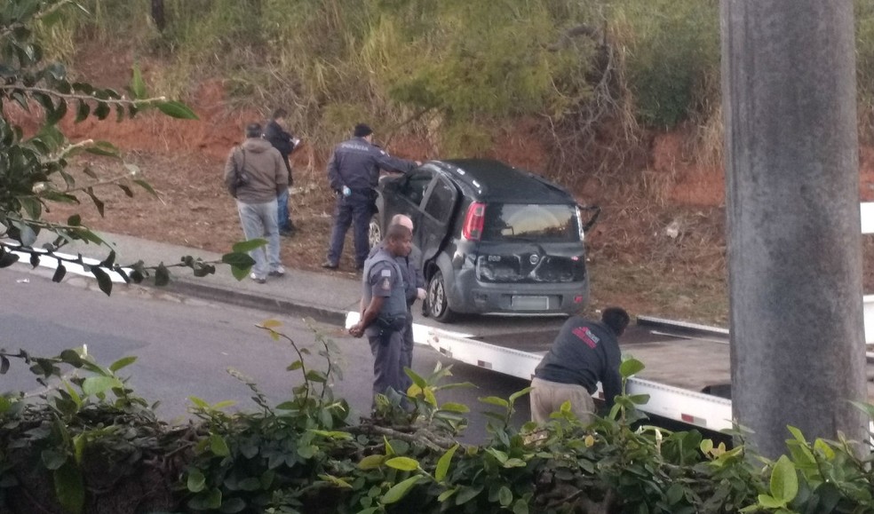 Motorista embriagado causa acidente e passageiro fica gravemente ferido em Atibaia (Foto: Frederico Gottsfritz/ Vanguarda Repórter)
