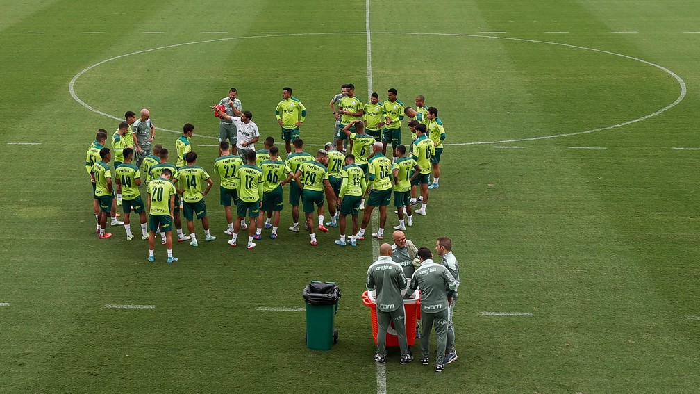 Abel conversa com elenco do Palmeiras antes do treino — Foto: Cesar Greco\Palmeiras