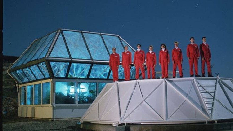 Confinamento: Em 1991, um grupo de oito cientistas voluntários se fechou dentro de uma experiência sem precedentes. — Foto: Getty Images via BBC