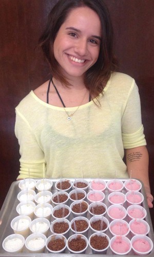 Maris faz os doces para arrecadar dinheiro (Foto: Divulgação Arquivo Pessoal)
