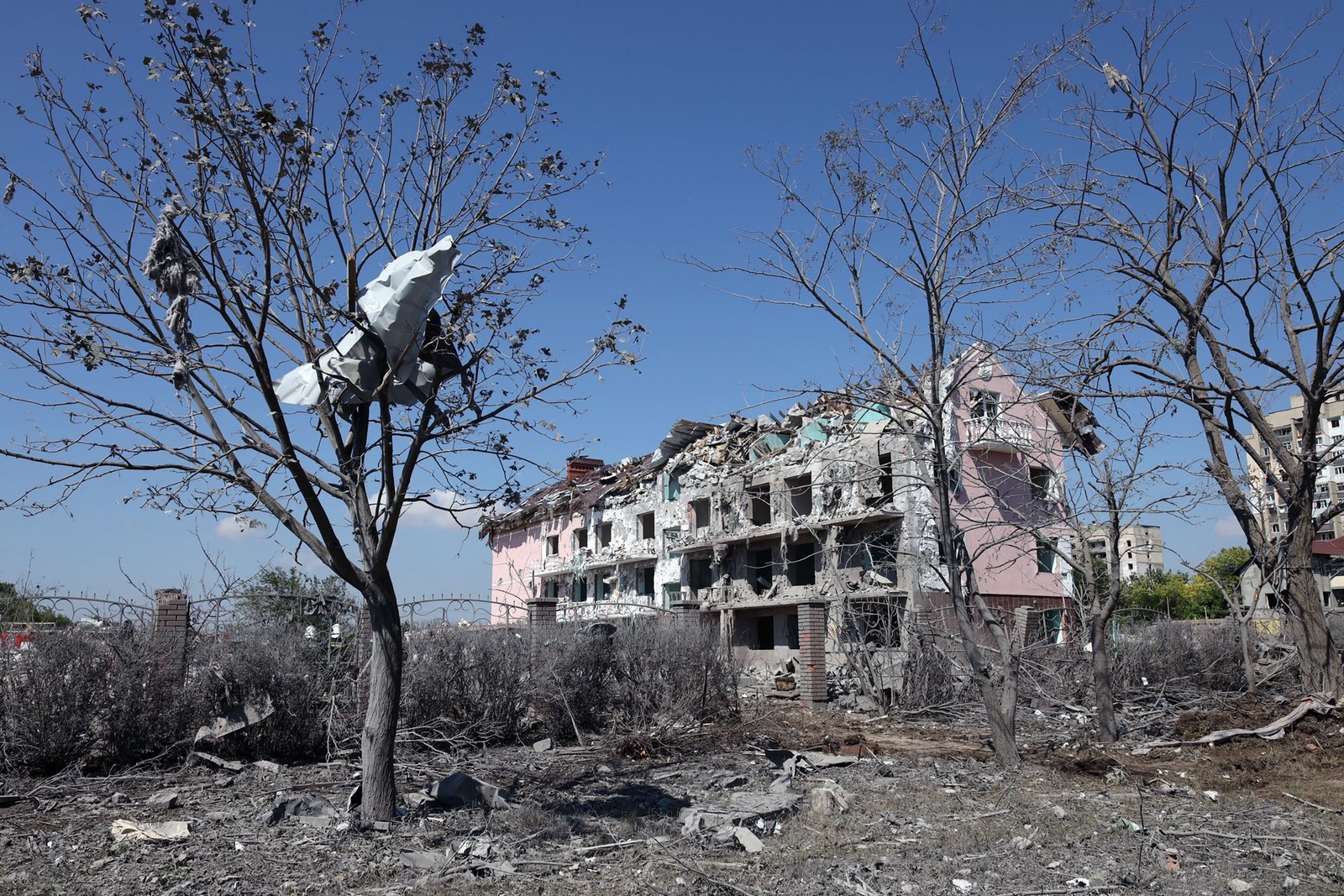 Edifício destruído após ser atingido por um ataque de mísseis na cidade ucraniana de Sergiyvka, perto de Odessa, matando pelo menos 20 pessoas e ferindo 38 — Foto: Oleksandr GIMANOV / AFP