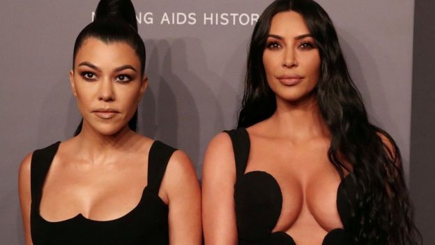 Kourtney Kardashian e Kim Kardashian West; uma tem um blog de estilo de vida; a outra ganha com perfumes e licenciamento (Foto: Reuters via BBC News Brasil)