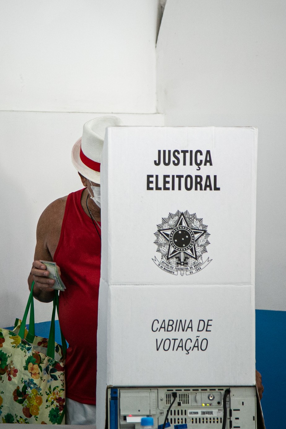 Eleitor vota em escola da Zona Sul do Rio