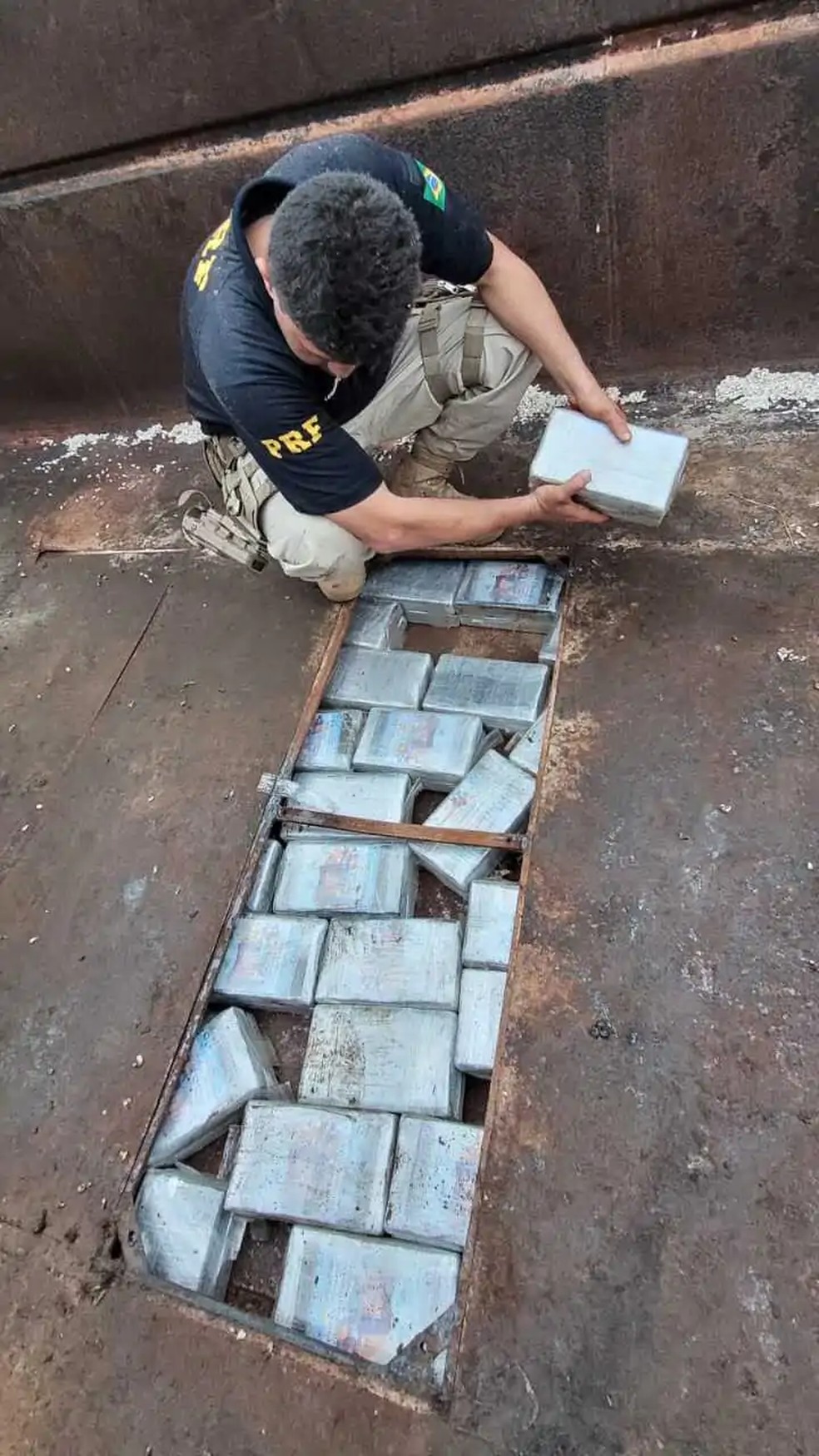 Material estava escondido na carroceria do caminhão. — Foto: PRF