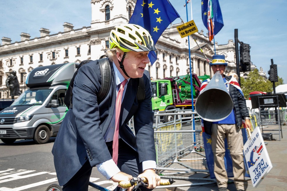 Imagem de arquivo mostra Boris Johnson chegando de bicicleta ao Parlamento Britânico — Foto: Tolga Akmen / AFP
