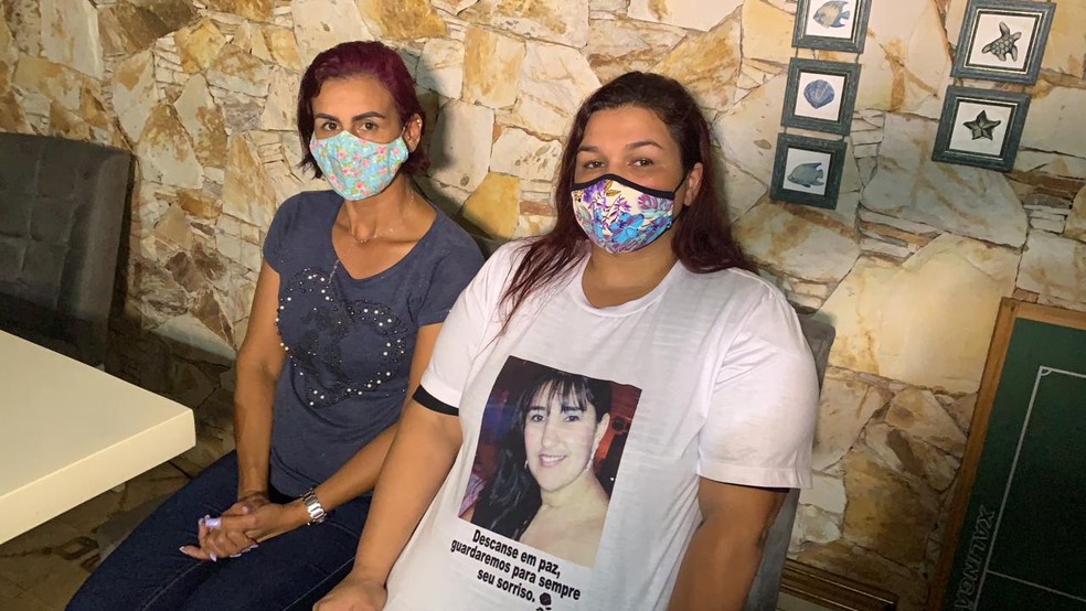 Irmãs da vítima, tias do suspeito, afirmam que esperam por justiça e querem que ele seja preso — Foto: Luciana Moledas/G1