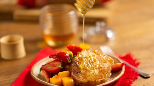 Receita de french toast sem glúten é finalizada com frutas e mel