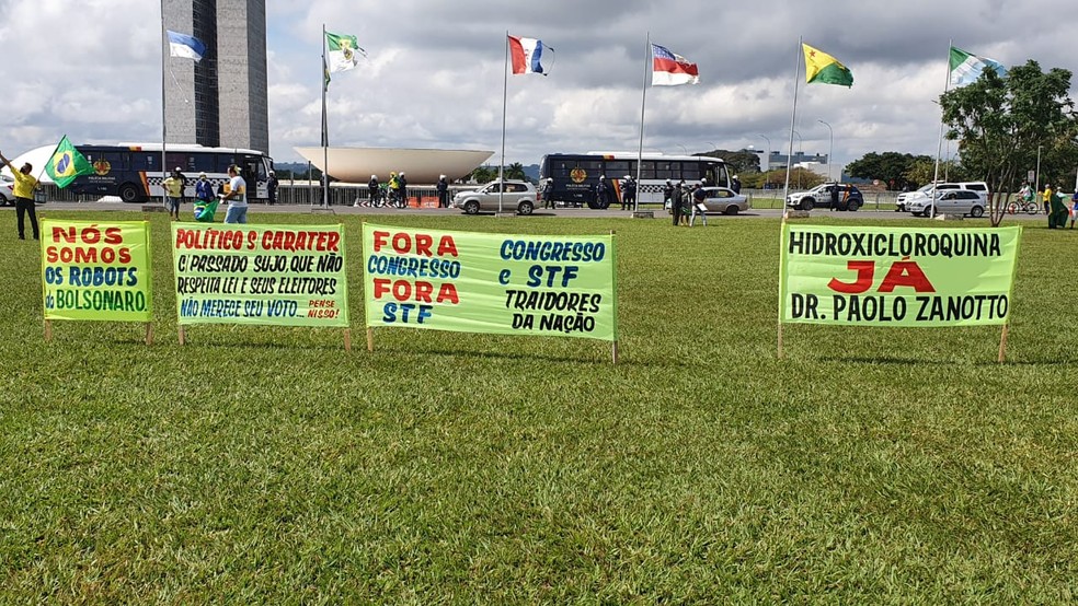 Faixas no gramado central da Esplanda dos Ministérios, em frente ao Congresso Nacional, em Brasília — Foto: Pedro Borges/TV Globo