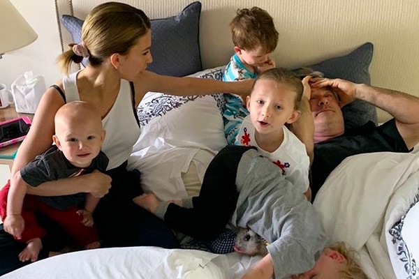 A cama do ator Alec Badlwin e da esposa dele, Hilaria Baldwin, invadida pelos quatro filhos do casal (Foto: Instagram)