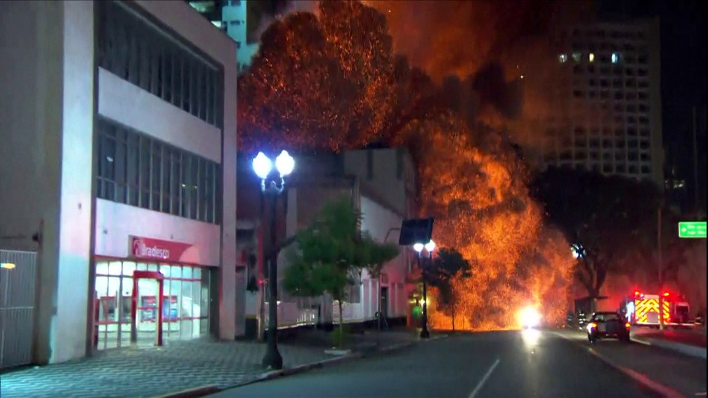 Momento que prédio desabou após incêndio no Centro de SP (Foto: TV Globo)