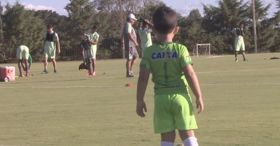 Nos passos do pai: filho segue Danilo e faz defesas em treino da Chapecoense