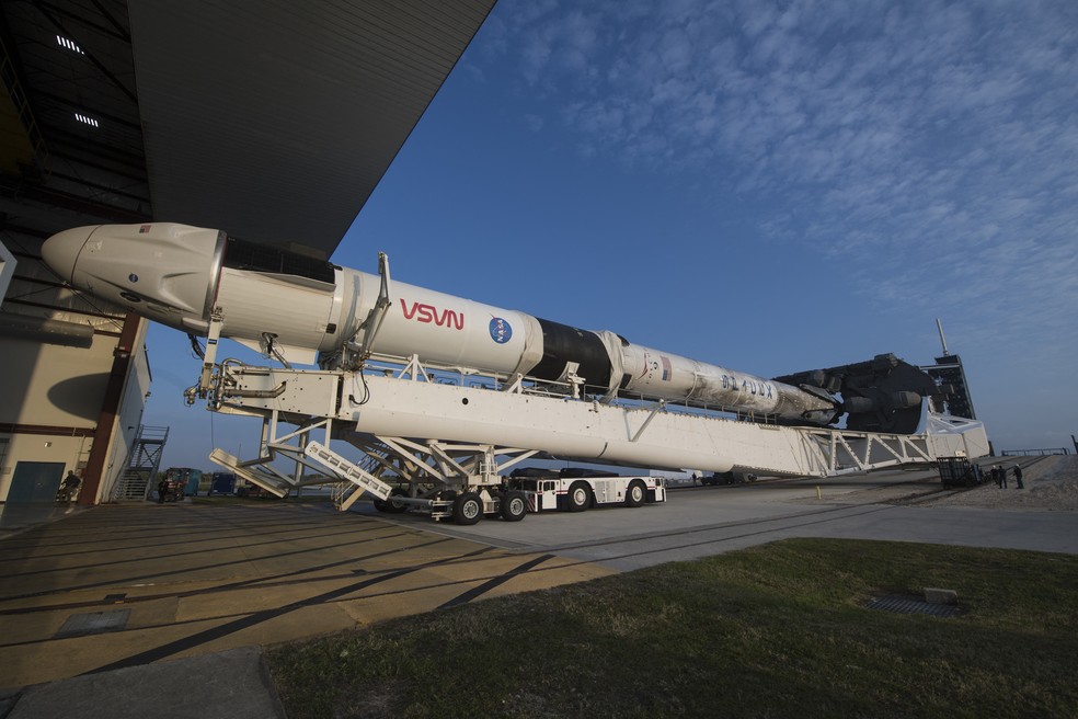 Imagem divulgada pela NASA do foguete SpaceX Falcon 9 com a nave Crew Dragon. — Foto: AFP PHOTO/ NASA/Aubrey Gemignani