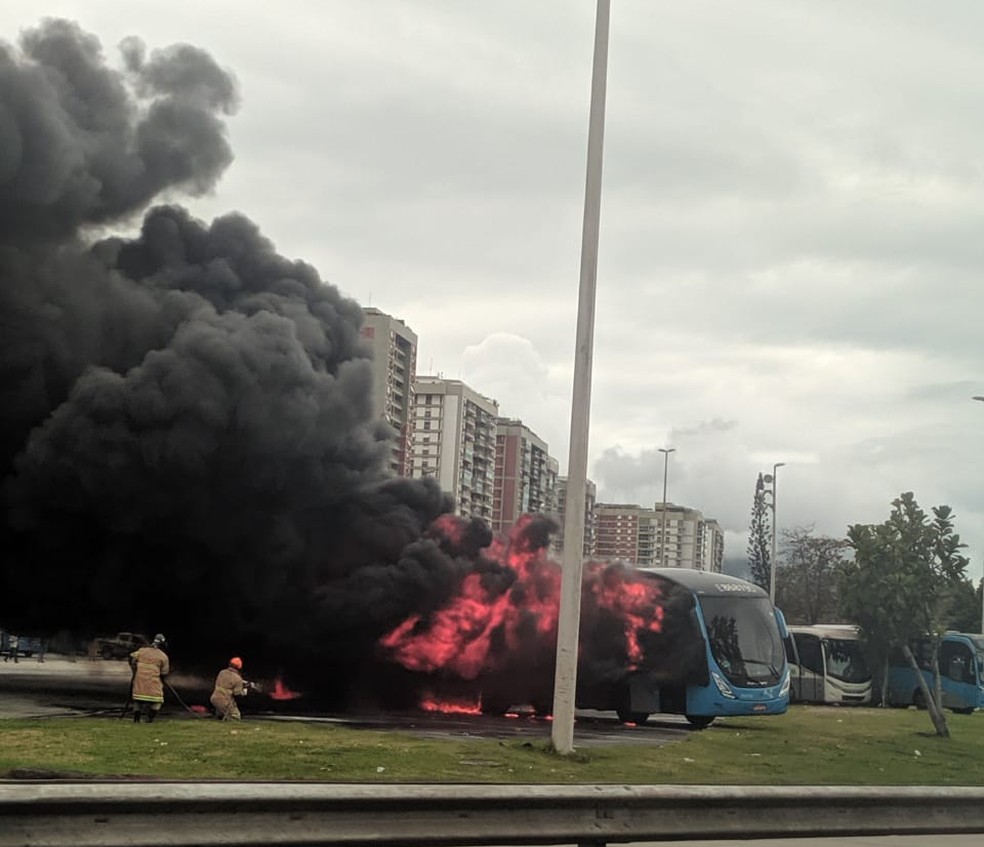 Bombeiros conseguiram apagar as chamas por volta das 11h — Foto: Reprodução/Arquivo Pessoal