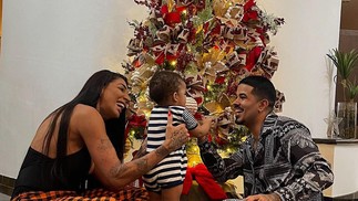 Pepita monta árvore de Natal com o filho e o marido — Foto: Reprodução/Instagram