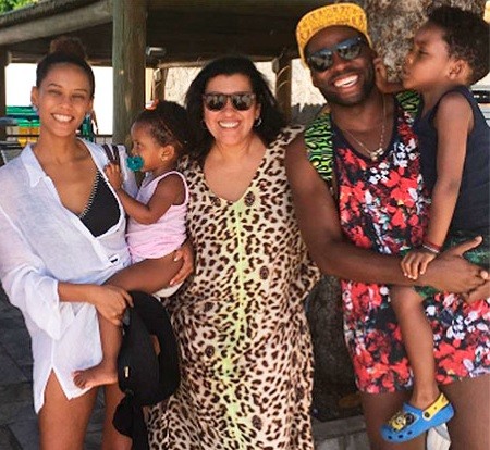 Taís Araújo, sua companheira de cena Regina Casé e o marido Lázaro Ramos com os filhos João Vicente e Maria Vitória (Foto: Reprodução Instagram)
