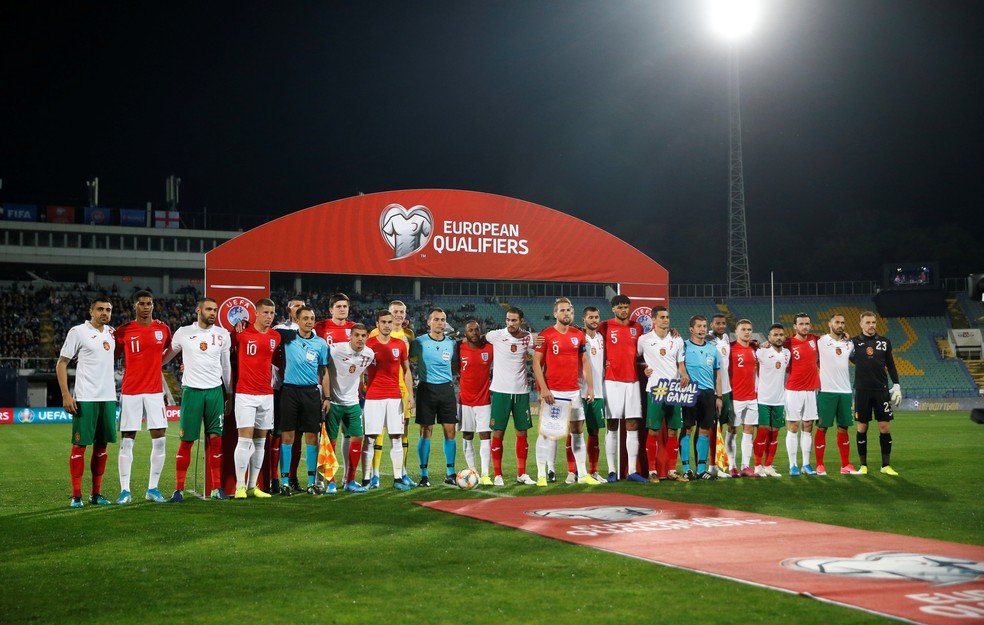 Antes de a bola rolar, as seleções de Inglaterra e Bulgária posaram juntas — Foto: Reuters