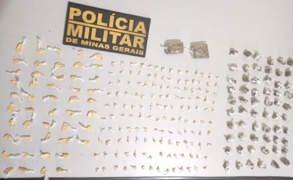 PM apreende drogas escondidas dentro de cano de saída de água no Conferência Cristo Rei, em Montes Claros