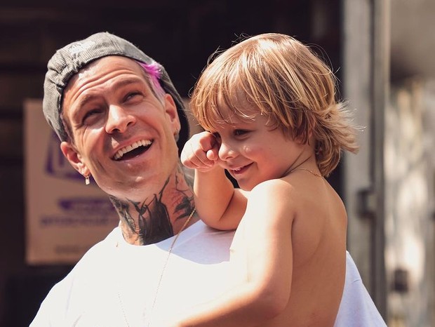 Mateus Verdelho com o filho Filippo no colo (Foto: Reprodução / Instagram)