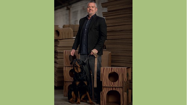 Pets sustentáveis - Gunther Prux, da EcoBichos, com o rottweiler Thor, que “vigia” a fábrica: casinhas para gatos e cachorros feitas com papelão antialérgico e reciclável (Foto: Carol Quintanilha)