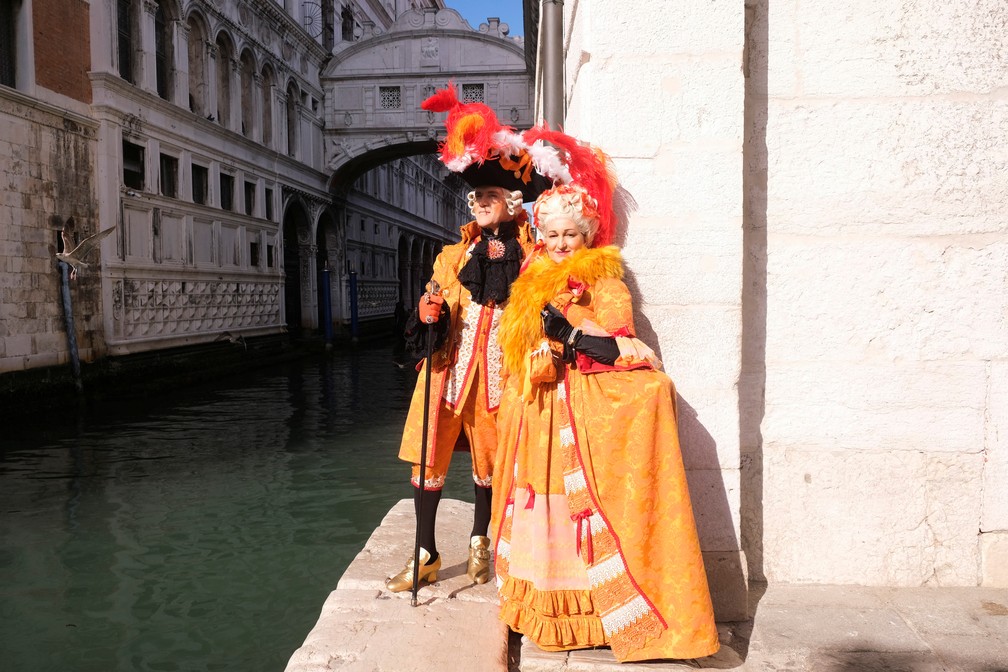 Foliões do carnaval de Veneza tiram foto ao lado de canal da cidade. — Foto: Manuel Silvestri/REUTERS