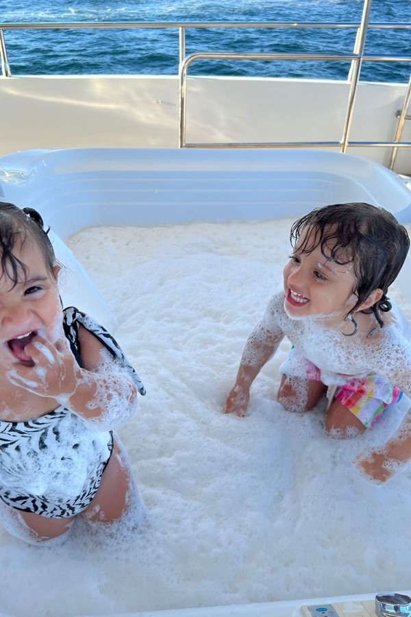 Romana Novais mostra filhos curtindo banheira de espuma dentro de iate (Foto: Reprodução/ Instagram)