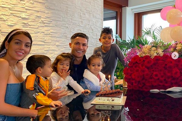Cristiano Ronaldo, Georgina Rodriguez e os filhos (Foto: Instagram)