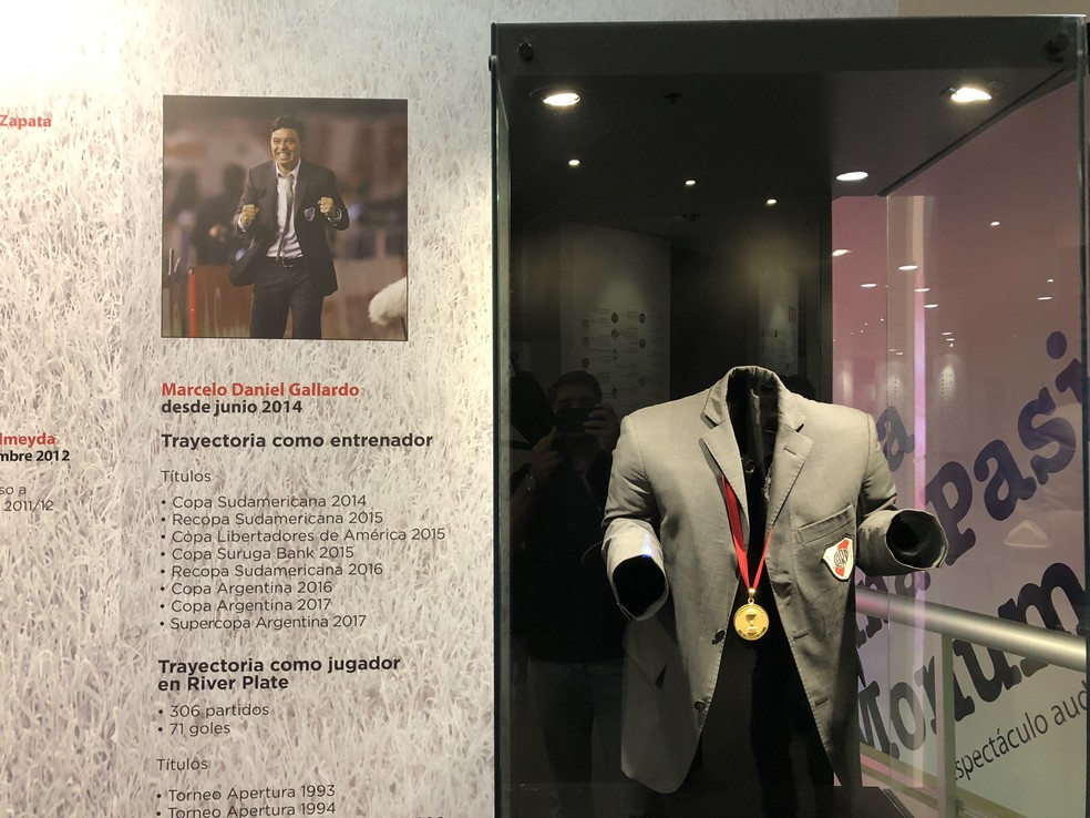 Terno de Marcelo Gallardo no museu do River Plate — Foto: Eduardo Moura