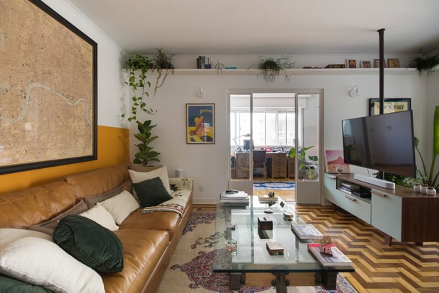 Décor do dia: sala de estar com estilo retrô e meia parede pintada (Foto: Carolina Mossim)