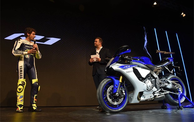 Valentino Rossi revelou a nova geração da Yamaha YZF-R1 nesta segunda-feira (3), na Itália (Foto: Divulgação)