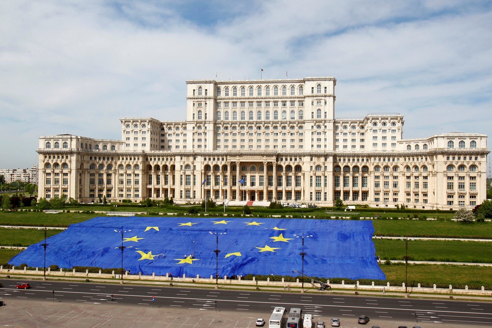 Prédio em Bucareste, na Romênia, apresenta bandeira da União Europeia do lado de fora — Foto: Bogdan Cristel/REUTERS