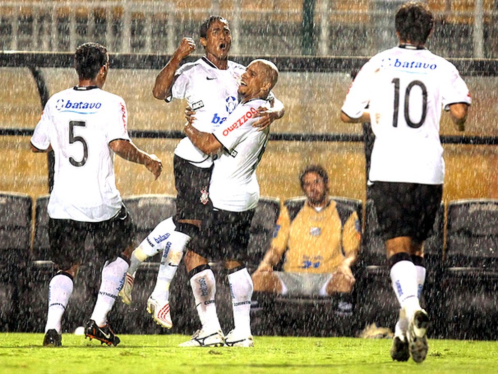 Jorge Henrique é levantado por Roberto Carlos após marcar gol pelo Corinthians em 2010 — Foto: Agência Estado