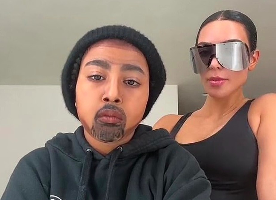 Kim Kardashian com a filha, North West, com filtro que lhe dá as feições de seu pai, o rapper Kanye West