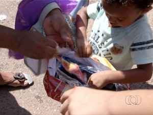 Presentes da campanha Natal Presente são entregues às crianças no Parque Cesamar (Foto: Reprodução/TV Anhanguera)