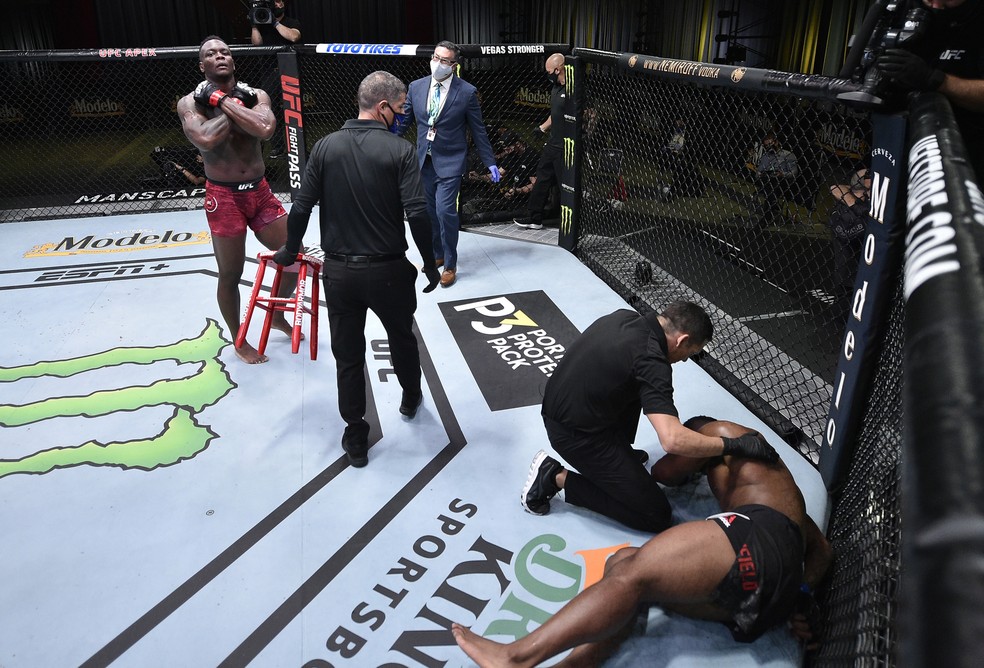 Ovince St. Preux faz a saudação "Wakanda Forever" após nocautear Alonzo Menifield no UFC Overeem x Sakai — Foto: Getty Images