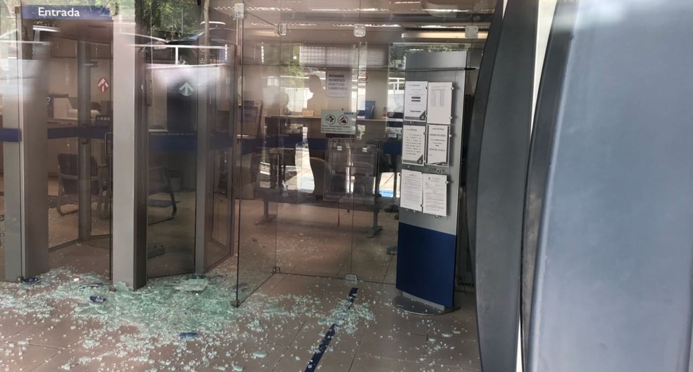 Assaltantes fizeram disparos e aterrorizaram clientes que estavam dentro da agência (Foto: Gustavo Xavier/TV Paraíba)