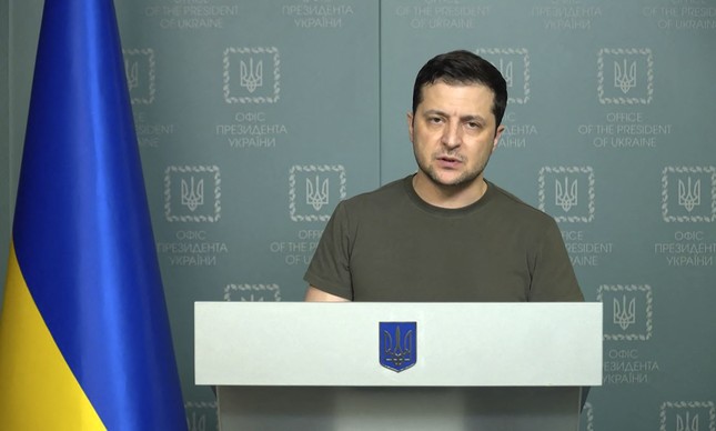 Volodymyr Zelensky: de camiseta, liderando heroicamente a Ucrânia