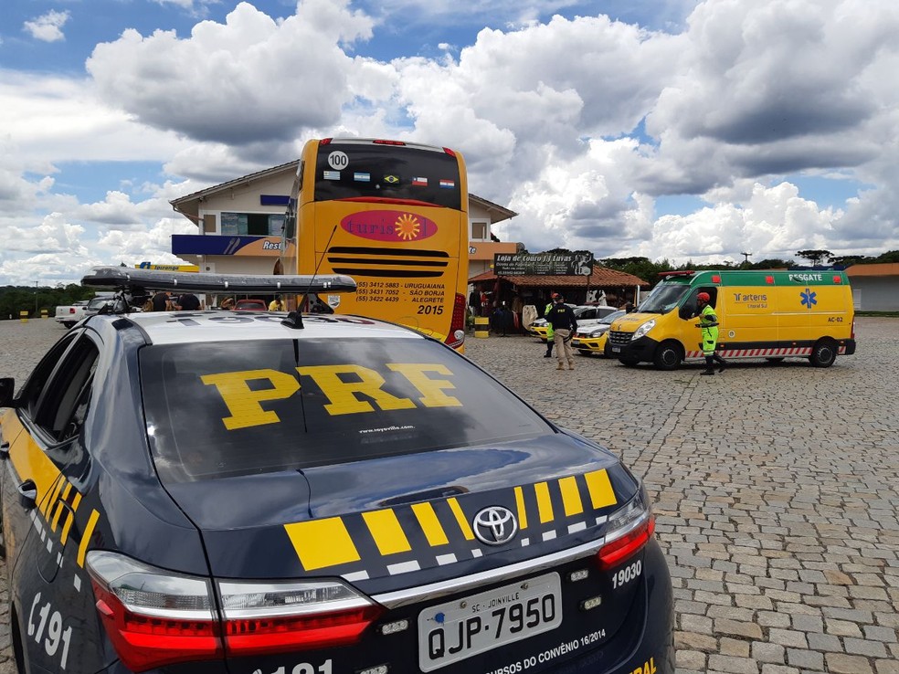 Ônibus com 29 passageiros foi assaltado na BR-376, em Tijucas do Sul — Foto: Divulgação/PRF