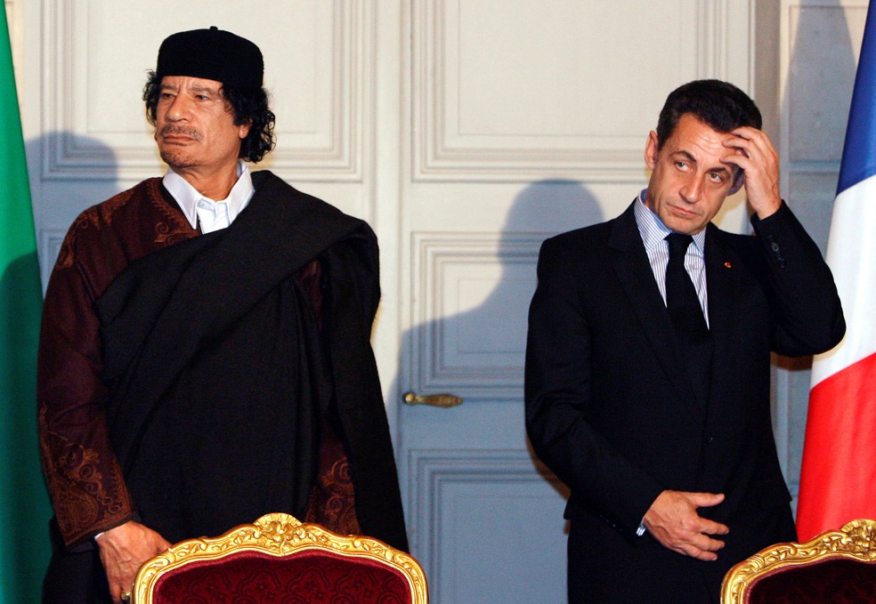Em foto de arquivo, o então presidente francês, Nicolas Sarkozy recebe o ditador líbio Muammar Kadhafi com honras de estado em Paris, em 2007  (Foto: Patrick Hertzog/ Reuters)