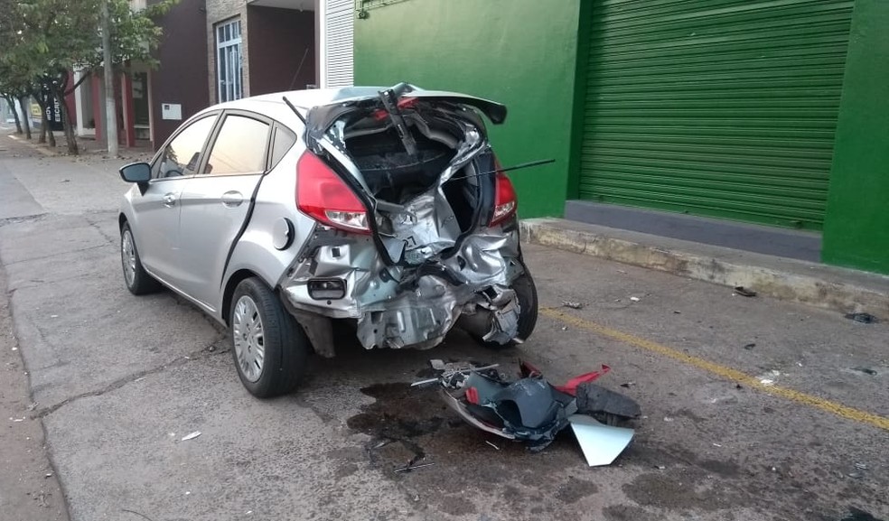 Carro ficou com a traseira destruÃ­da apÃ³s acidente em AraÃ§atuba â€” Foto: DivulgaÃ§Ã£o