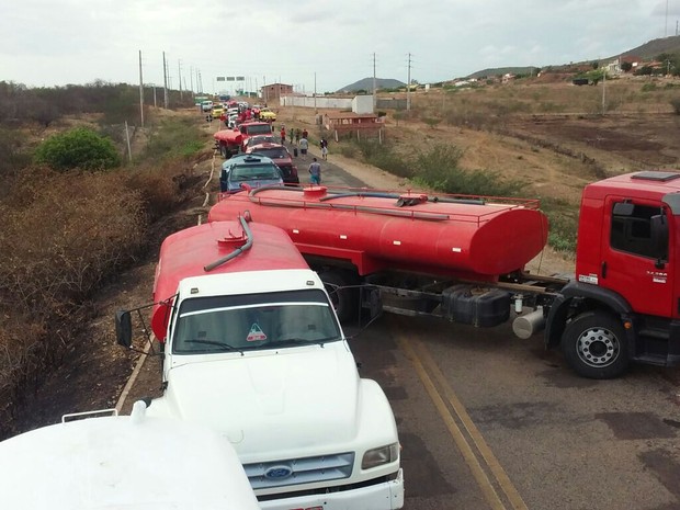 Motoristas de carro-pipa realizam protesto no interior do Ceará por falta de pagamento (Foto: Eduardo Aragão/Arquivo pessoal)