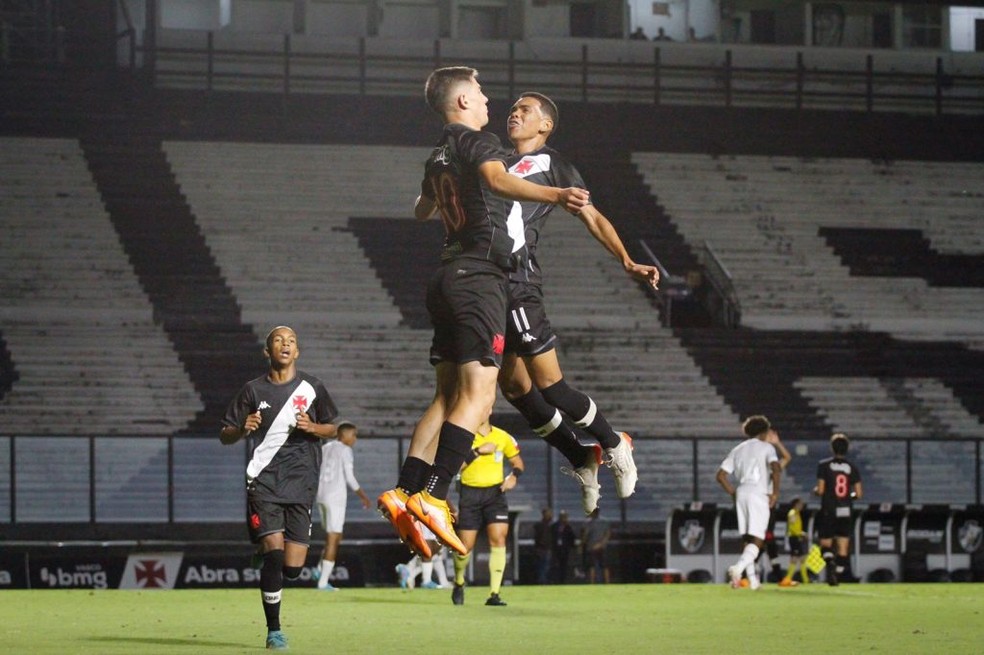 Estrella e André comemoram um dos gols do Vasco contra o Bahia — Foto: Matheus Lima/Vasco